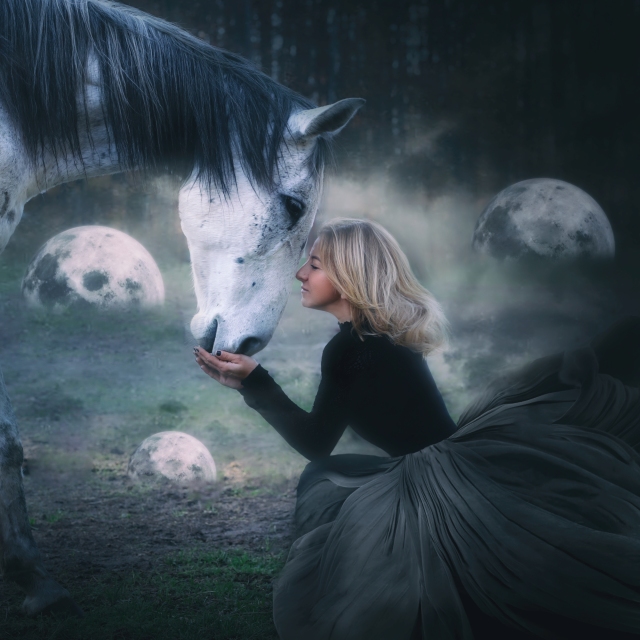 Fairytale photosession by Ezo Oneir (Poland). Baśniowa sesja fotograficzna z koniem w plenerze. Portret kobiecy.
